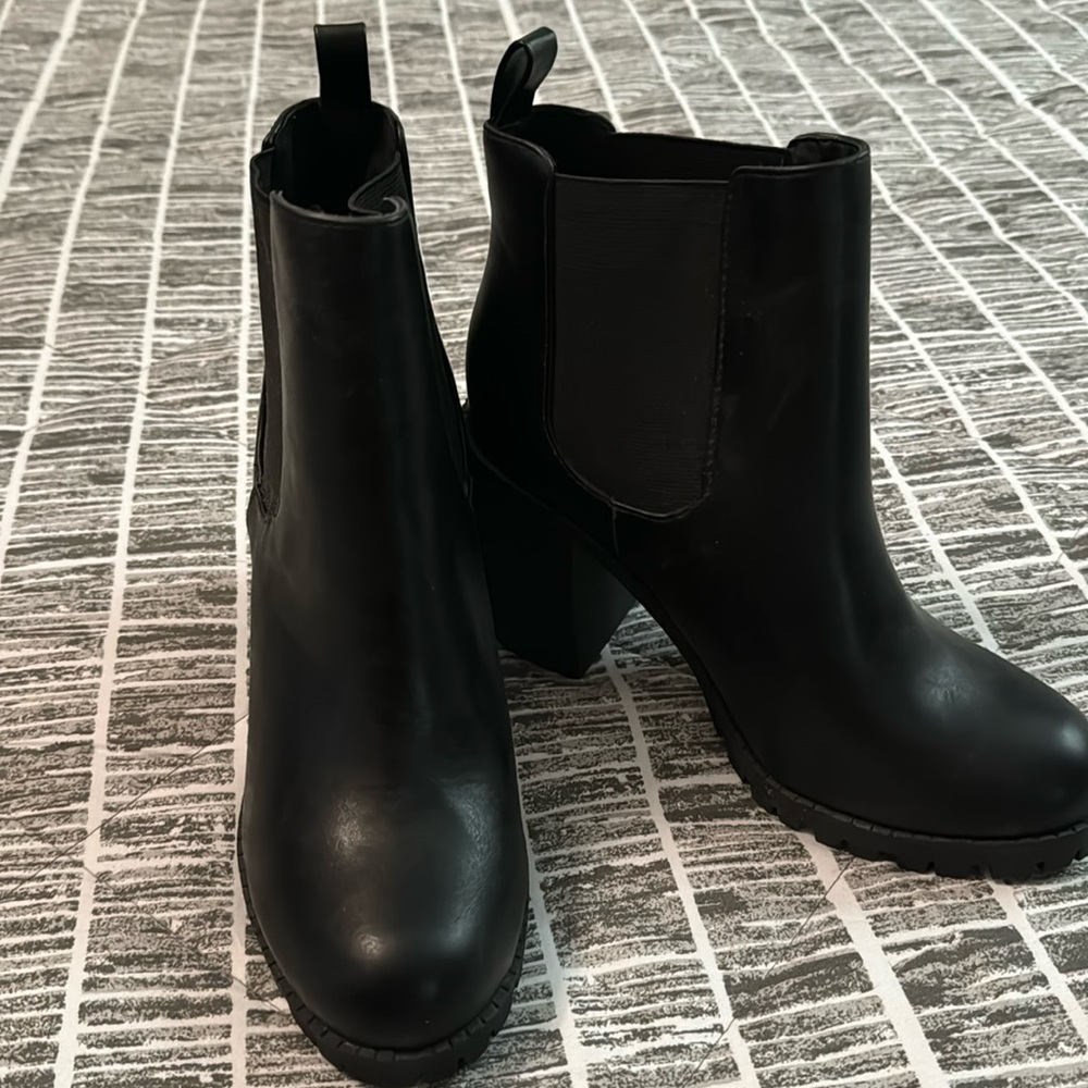 NWOT She & In Ankle boots Sz 8.5